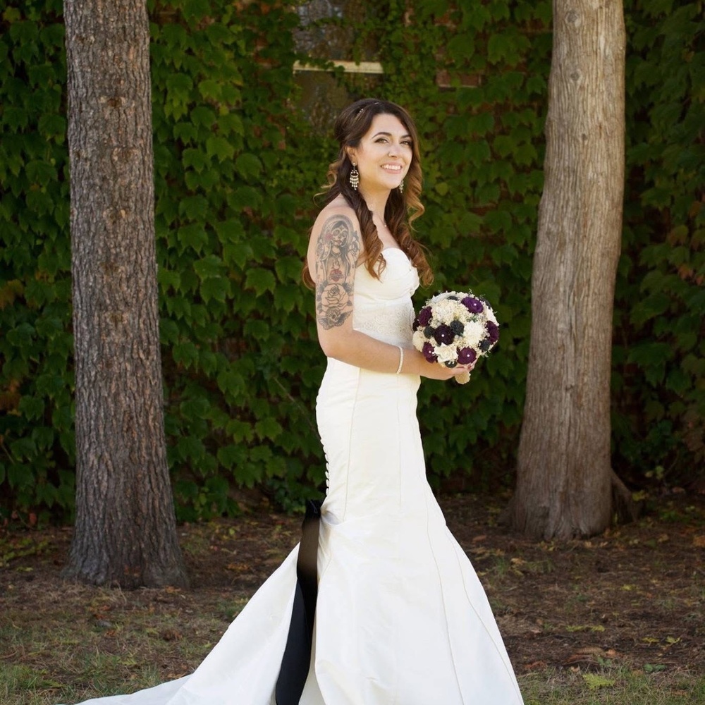 Pure Silk Vera Wang Mermaid wedding gown - Picture 4 of 16